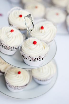 red and white wedding cupcakes