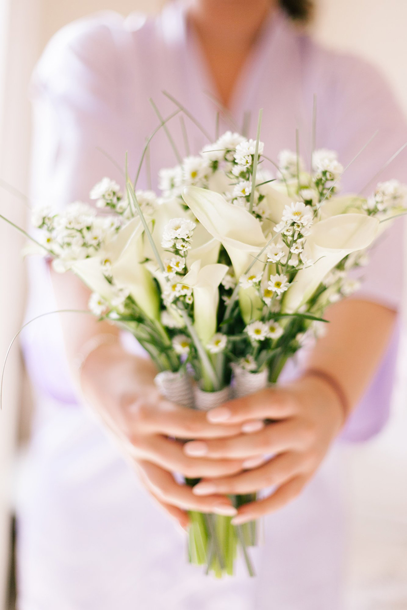 white bridal bouquets