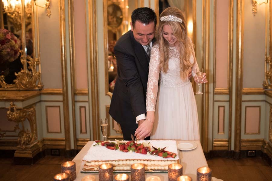 elegant-destination-wedding-in-florence-cake-cutting