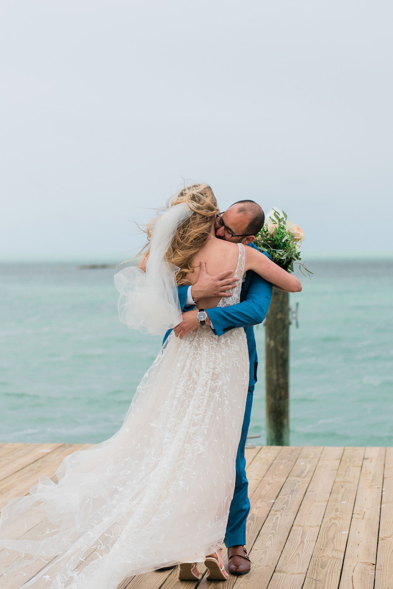 wedding-florida-keys-first-look-hug