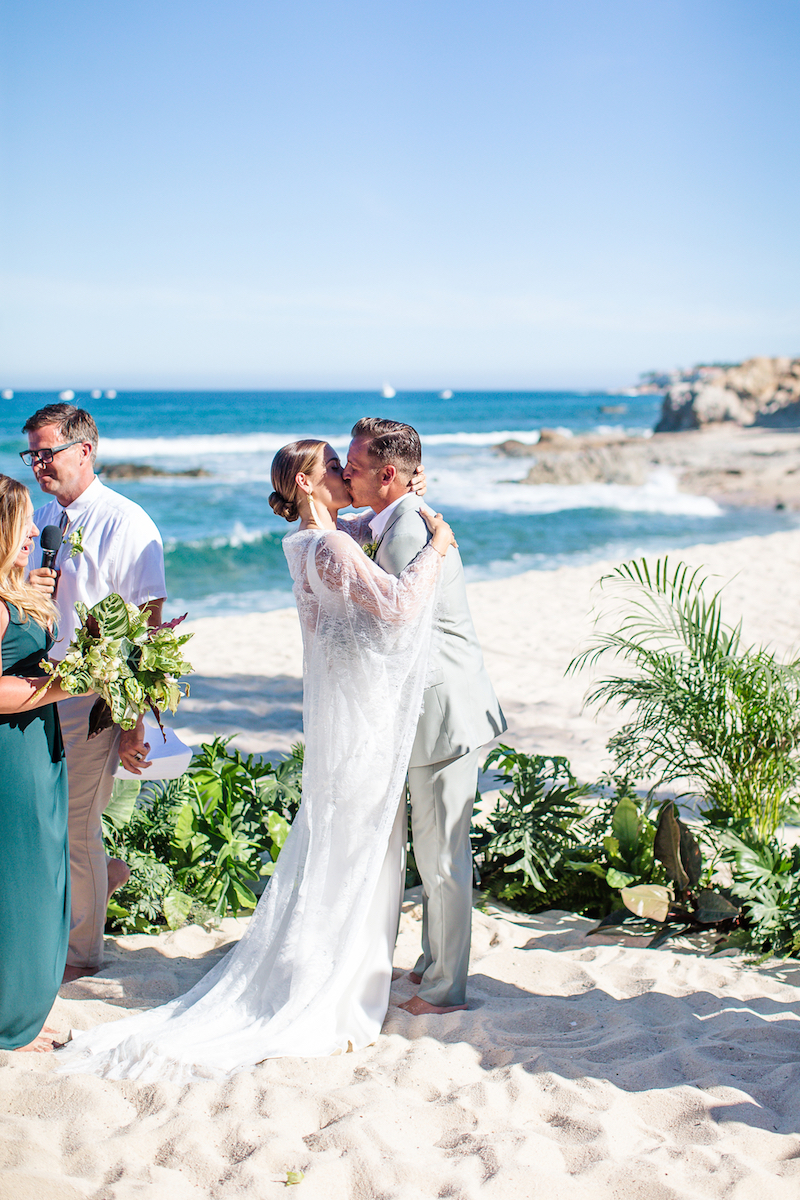 tropical-chic-beach-wedding-in-cabo-mexico-kiss