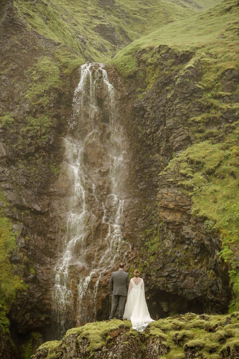 iceland-waterfall-couple-photos