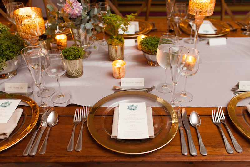 natural-glam-destination-wedding-el-salvador-table-decor-runner-clear-chargers