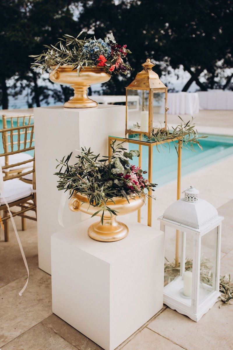 floral-arrangements-and-lanterns-for-wedding-ceremony