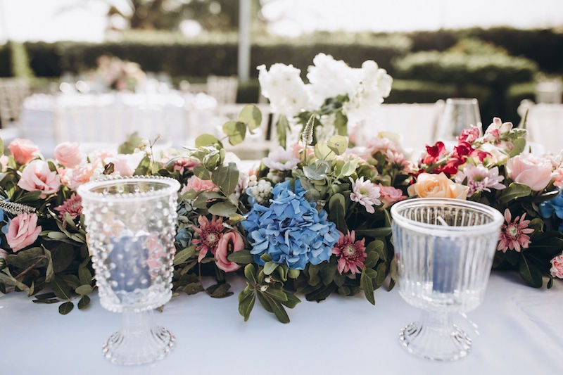 floral-runner-with-blue-candles-in-glass-vases