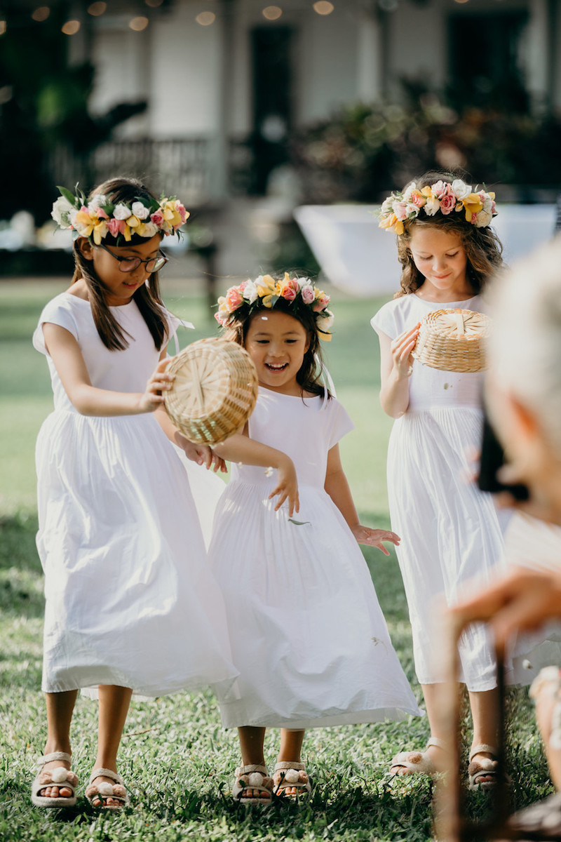 maui-destination-wedding-flowergirls-in-floral-crowns