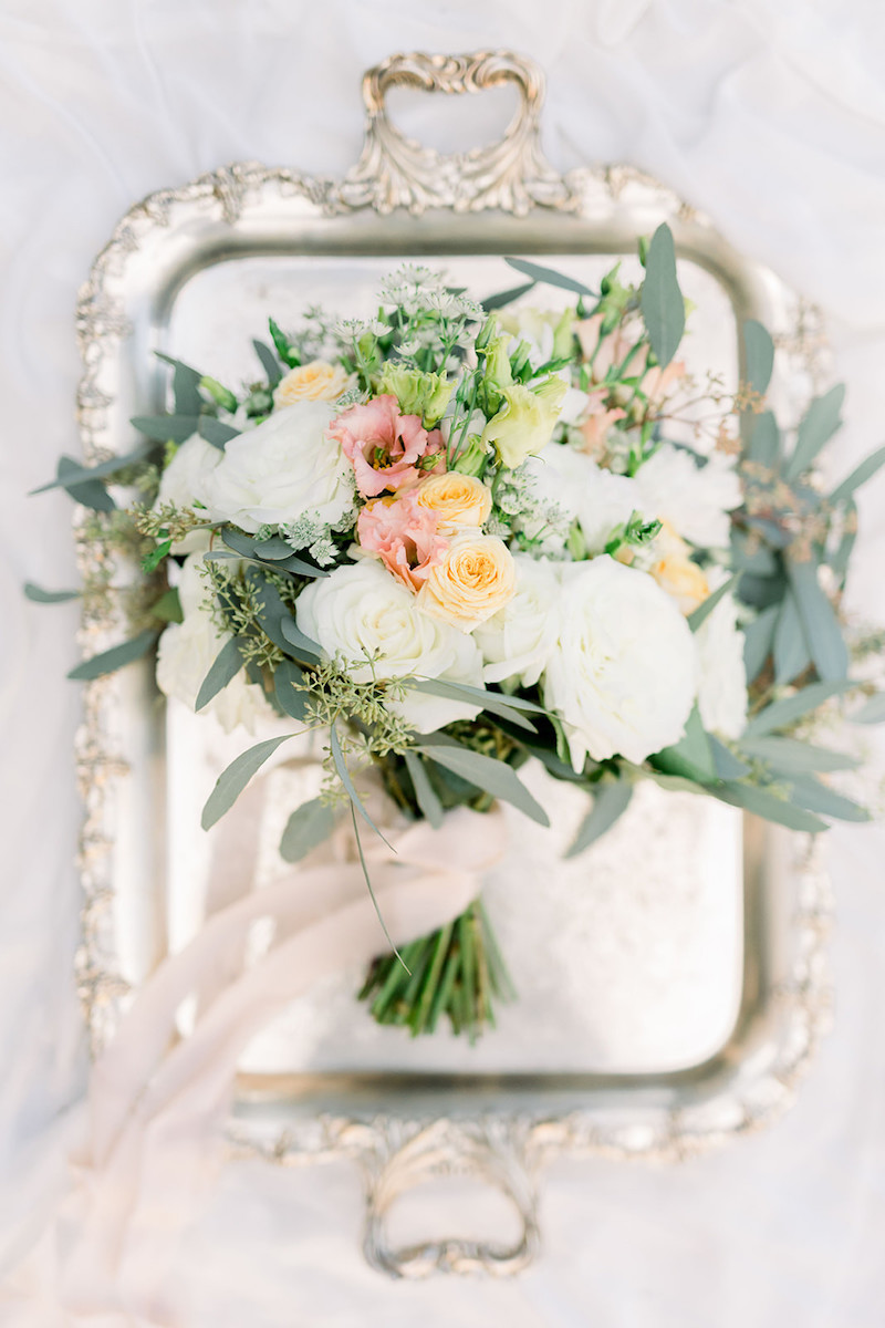 peach-rose-and-white-bridal-bouquet-destination-wedding-in-italy