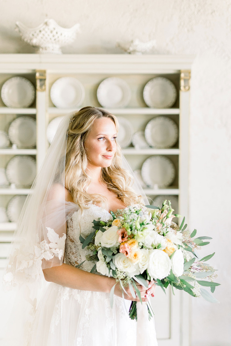 castle-wedding-in-tuscany-bride-lace-dress-veil-bouquet