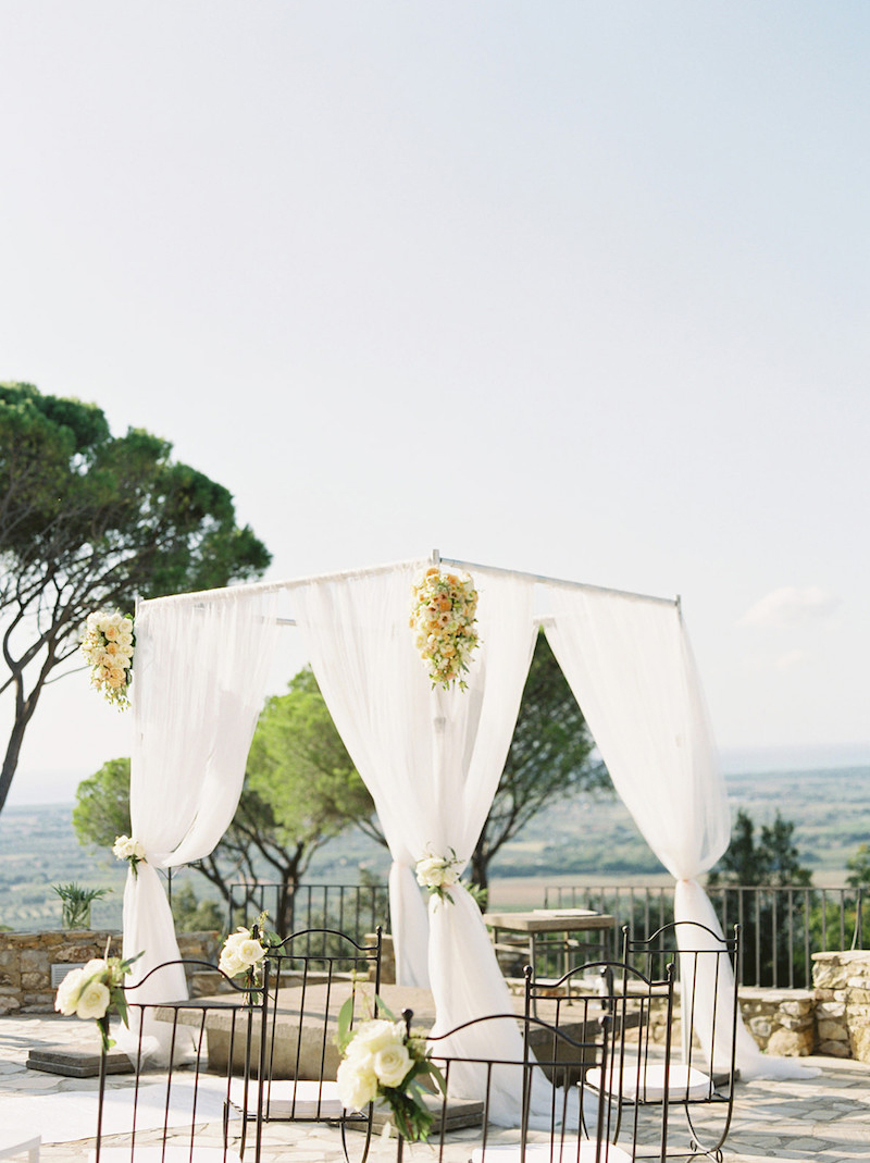 castle-wedding-in-tuscany-outdoor-wedding-ceremony-décor