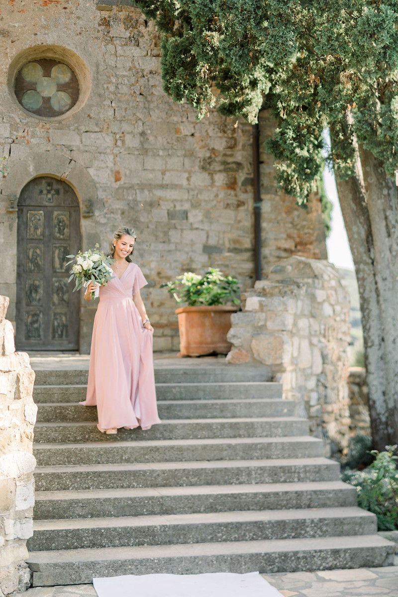 castle-wedding-in-tuscany-bridesmaid-arriving-at-ceremony