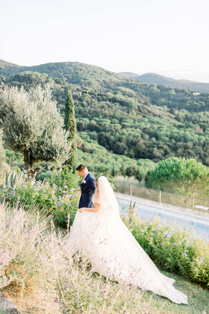 castle-wedding-in-tuscany-bride-and-groom-portraits