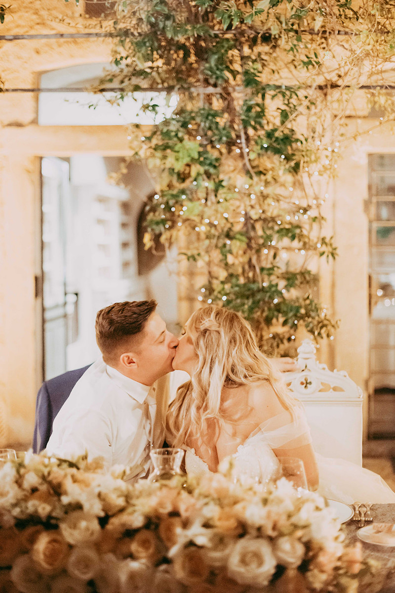 castle-wedding-in-tuscany-kiss